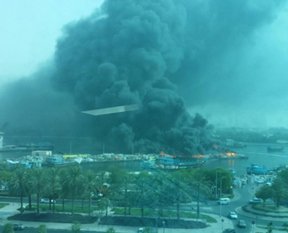 بالفيديو والصور- حريق ضخم بـ "خور دبي"